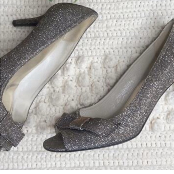STUART WEITZMAN 9 Bowover Metallic Peep Toe Pump Heel Leather Shoes Bow Pyrite - Picture 2 of 7